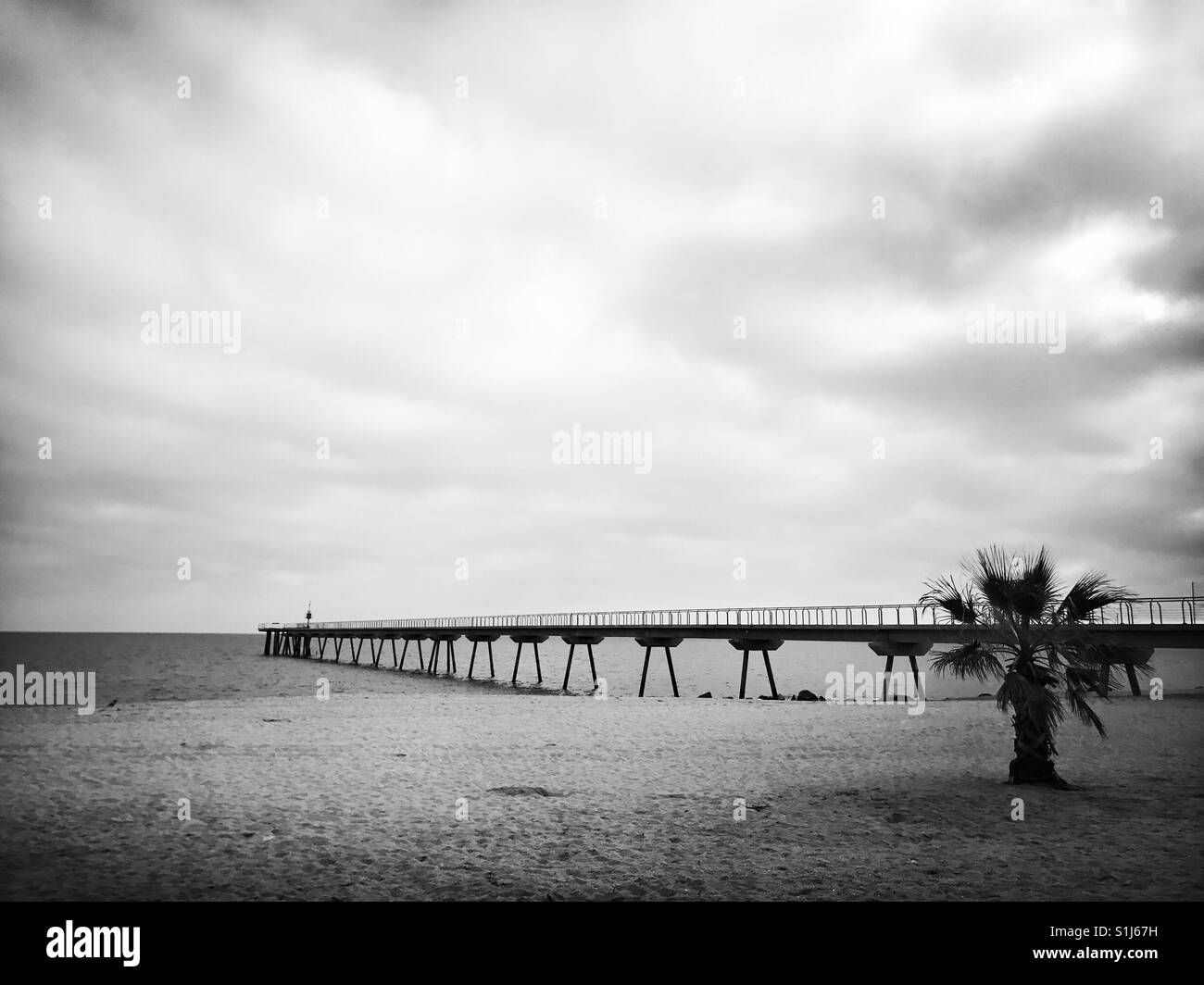 Pont del Petroli in un giorno nuvoloso. Badalona, Spagna Foto Stock