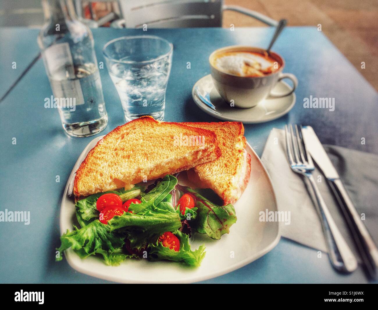 Waitrose cafe formaggio e prosciutto sandwich tostato, caffè e scintillante di acqua - Immagine stock catturata con smartphone