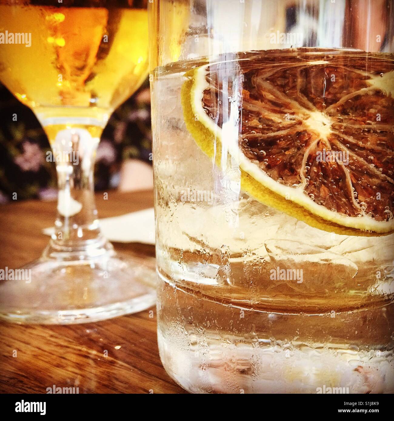 Happy hour drink con fettina di limone. Foto Stock