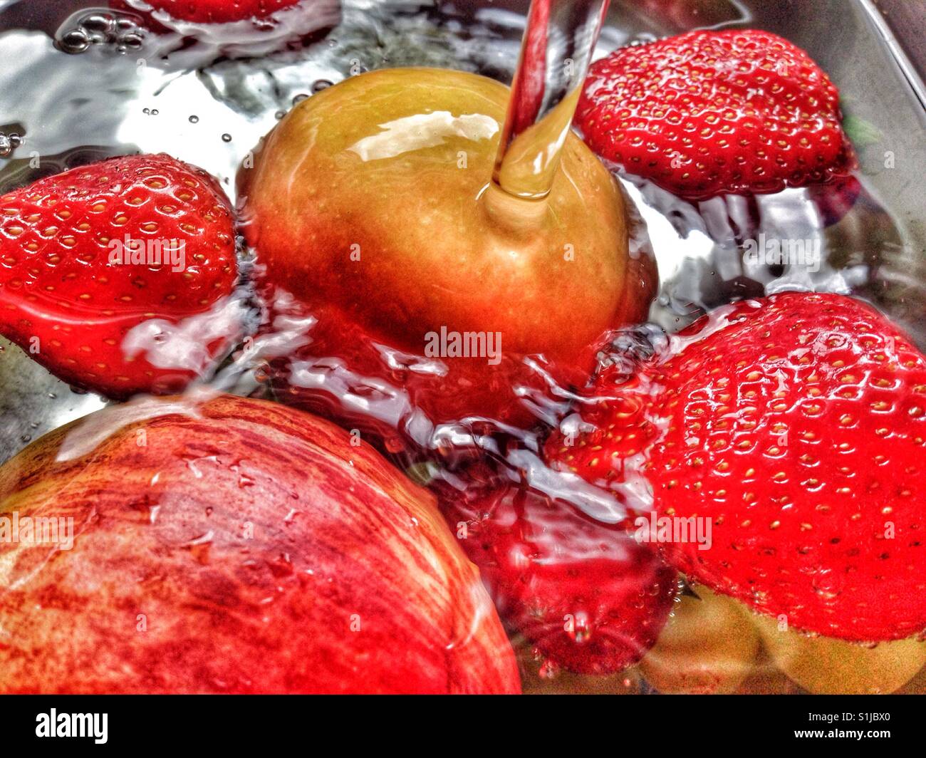 Il lavaggio di frutta fresca Foto Stock