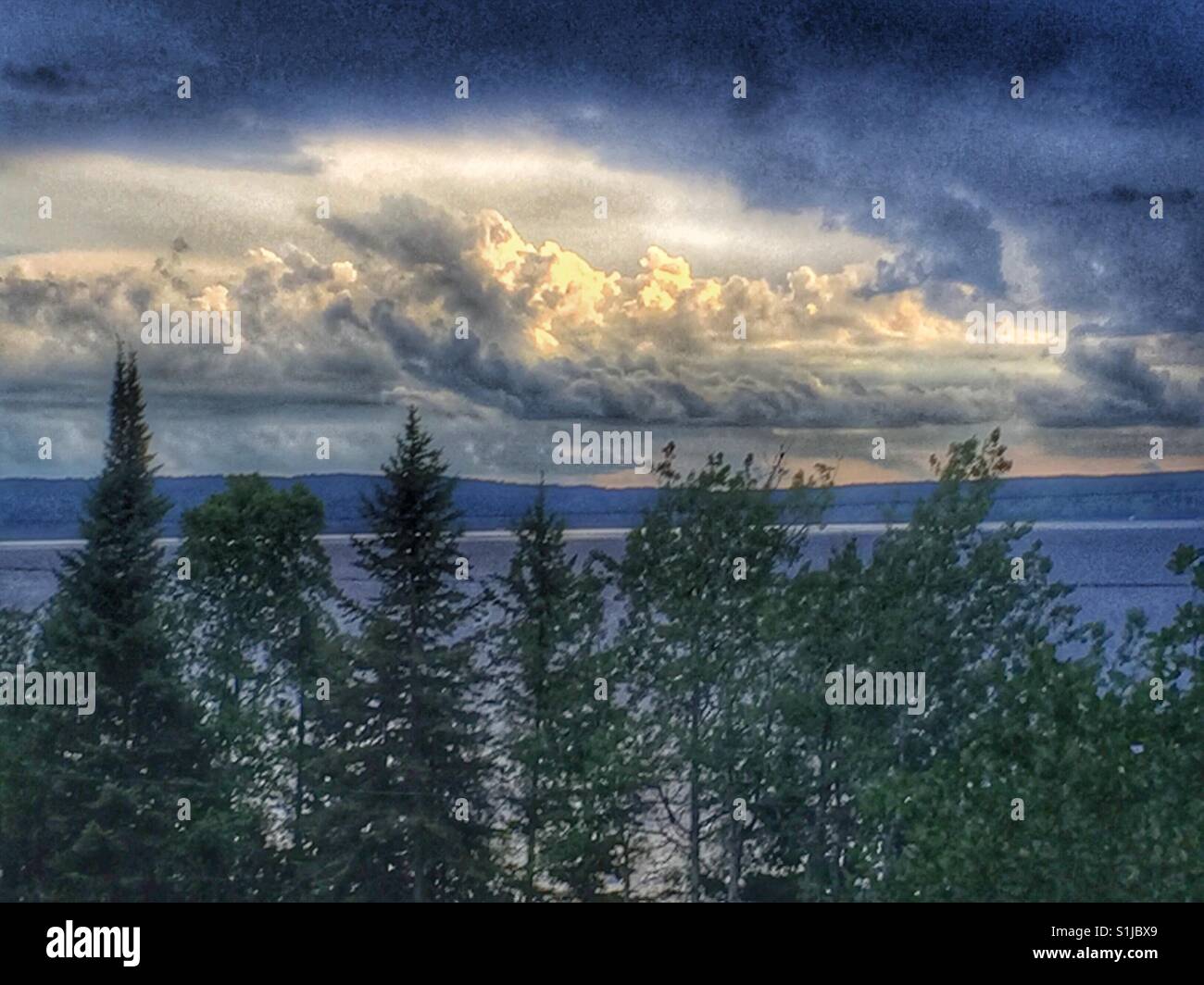 Tempesta davanti sopra il lago Foto Stock
