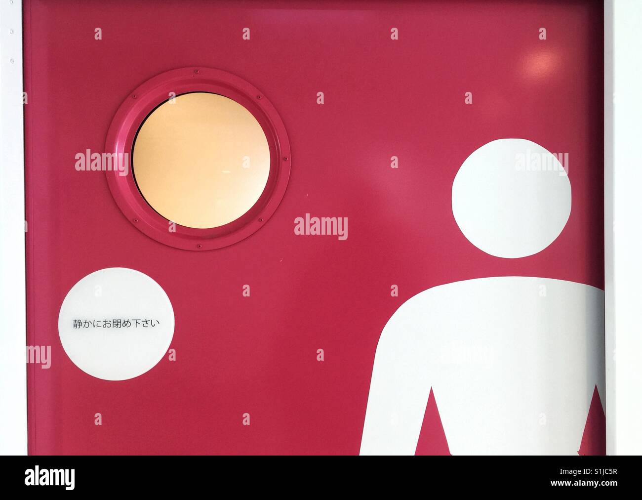 Rosa con porta finestra rotonda al ladies bagno sul traghetto in Giappone Foto Stock