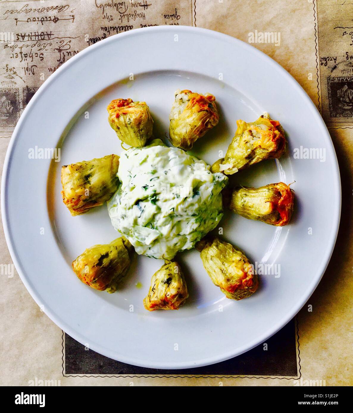 In stile greco zucchine ripiene fiori servita con aneto e aglio Tzatziki. - Immagine stock catturata con smartphone