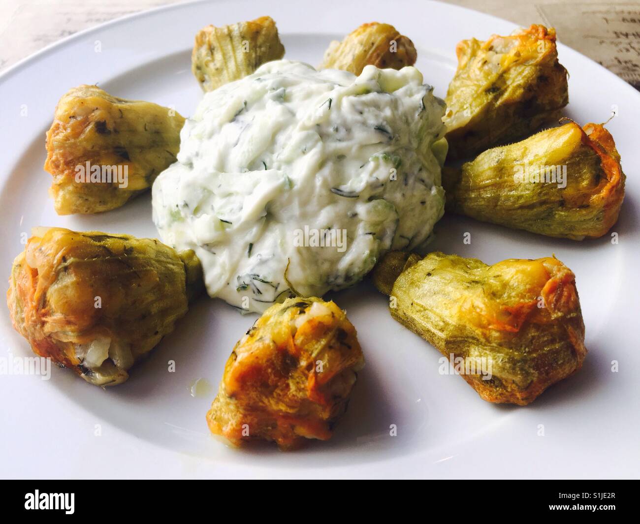 In stile greco zucchine ripiene fiori servita con aneto e aglio Tzatziki. - Immagine stock catturata con smartphone