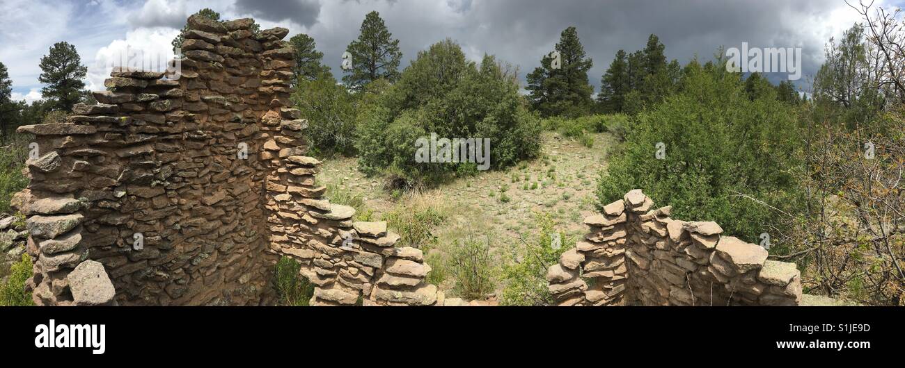 Antichi Pueblo sito nelle montagne di Jemez, Nuovo Messico, US Foto Stock