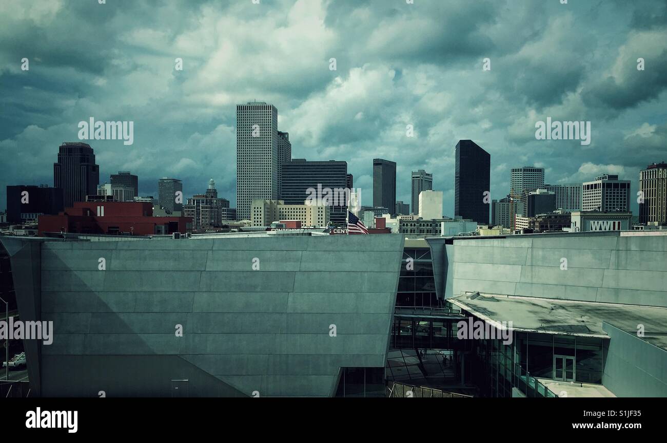 New Orleans skyline in un giorno nuvoloso visto dalla II guerra mondiale museum Foto Stock