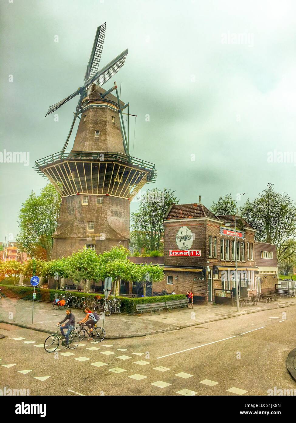 IJ Birreria e Gooyer Windmill in Amsterdam, Paesi Bassi - Immagine stock catturata con smartphone