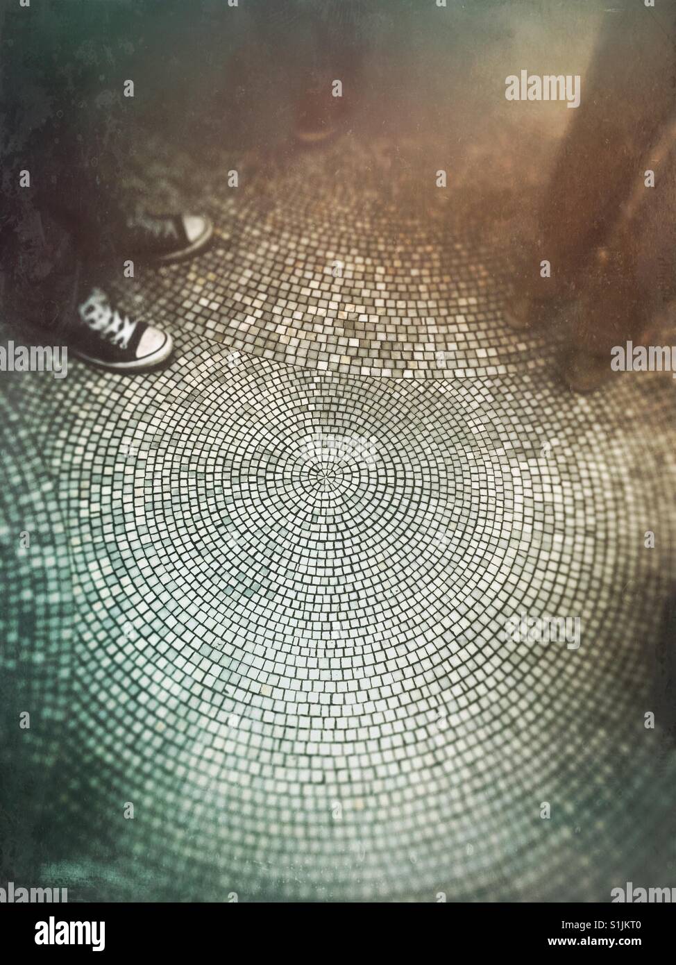 In piedi su un pavimento a mosaico - Immagine stock catturata con smartphone