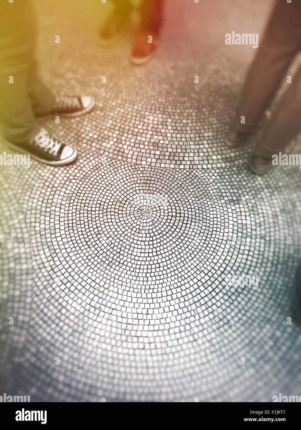 In piedi su un pavimento a mosaico - Immagine stock catturata con smartphone