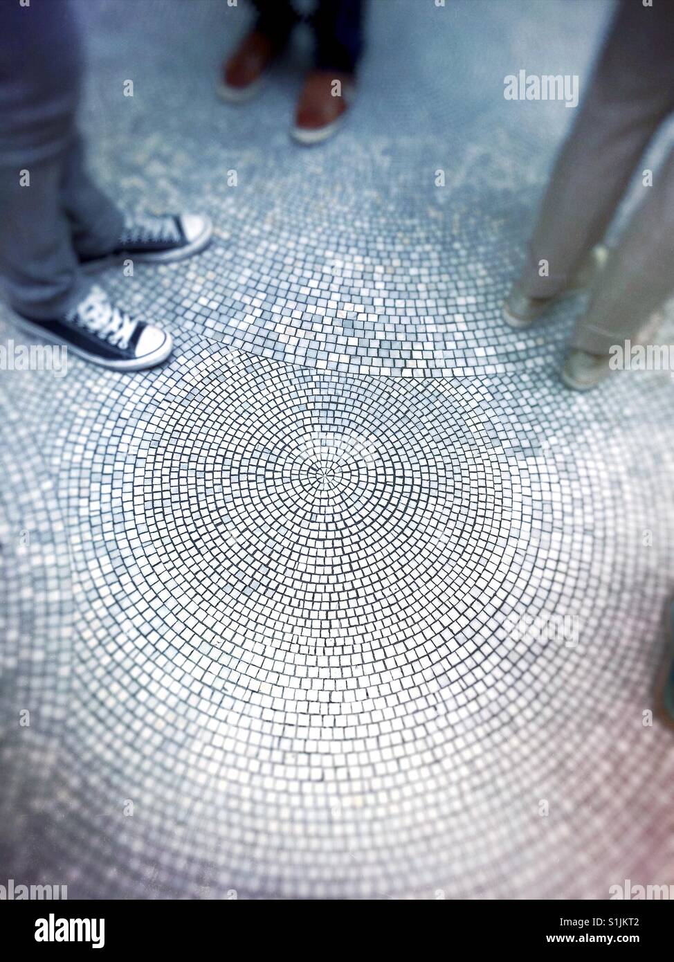 In piedi su un pavimento a mosaico - Immagine stock catturata con smartphone