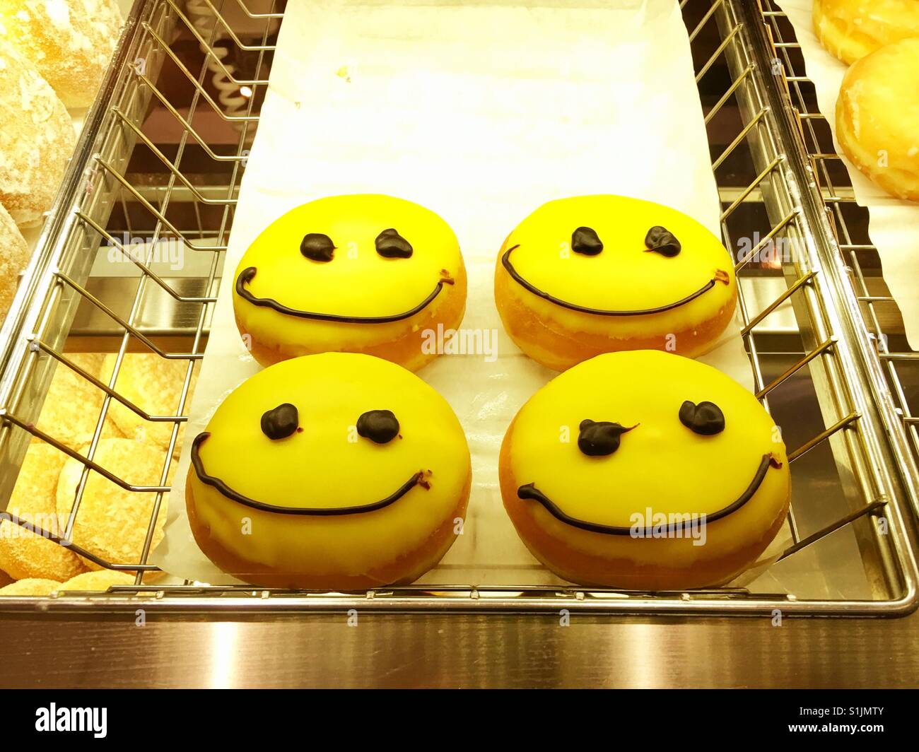 Sorridendo felice ciambelle emoji riempito con crema bavarese Foto Stock
