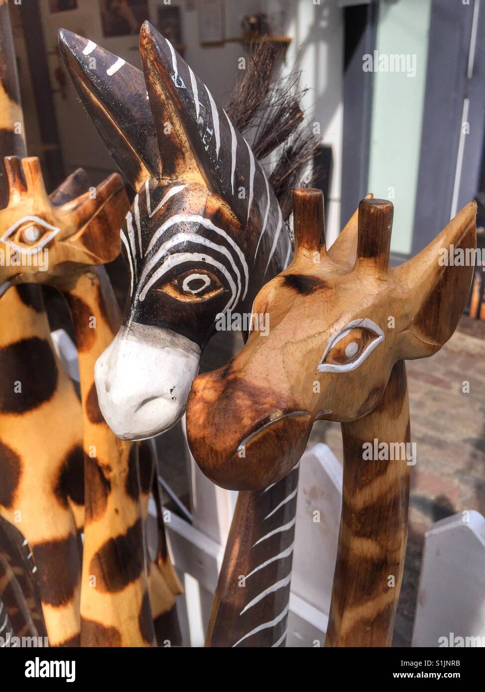 Le giraffe in legno per la vendita Foto Stock