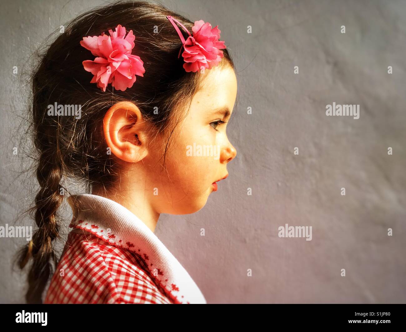 5 anni di schoolgirl indossando divisa estiva, Suffolk, Regno Unito. Foto Stock