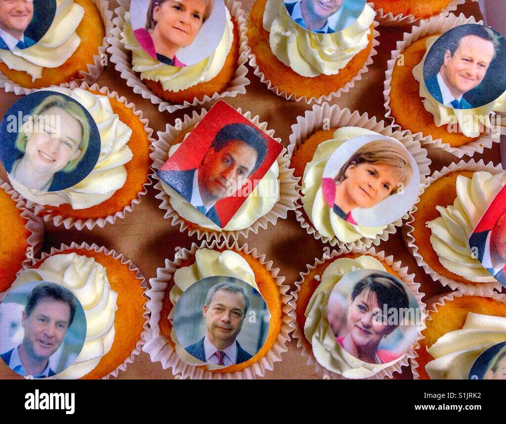 Coppa del politico di torte con i leader politici del 2015 alle elezioni nel Regno Unito - Immagine stock catturata con smartphone
