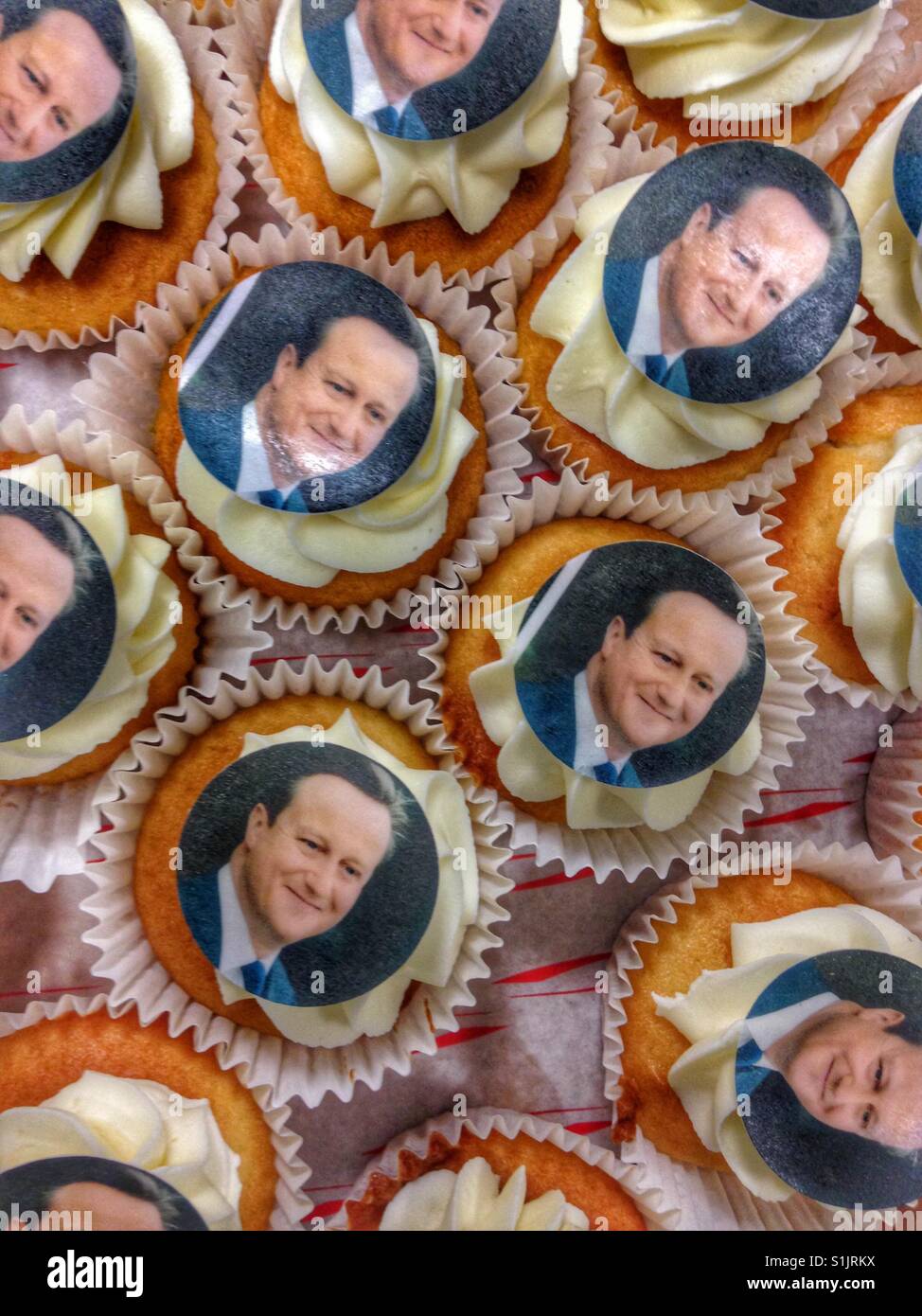 David Cameron cup torte - Immagine stock catturata con smartphone