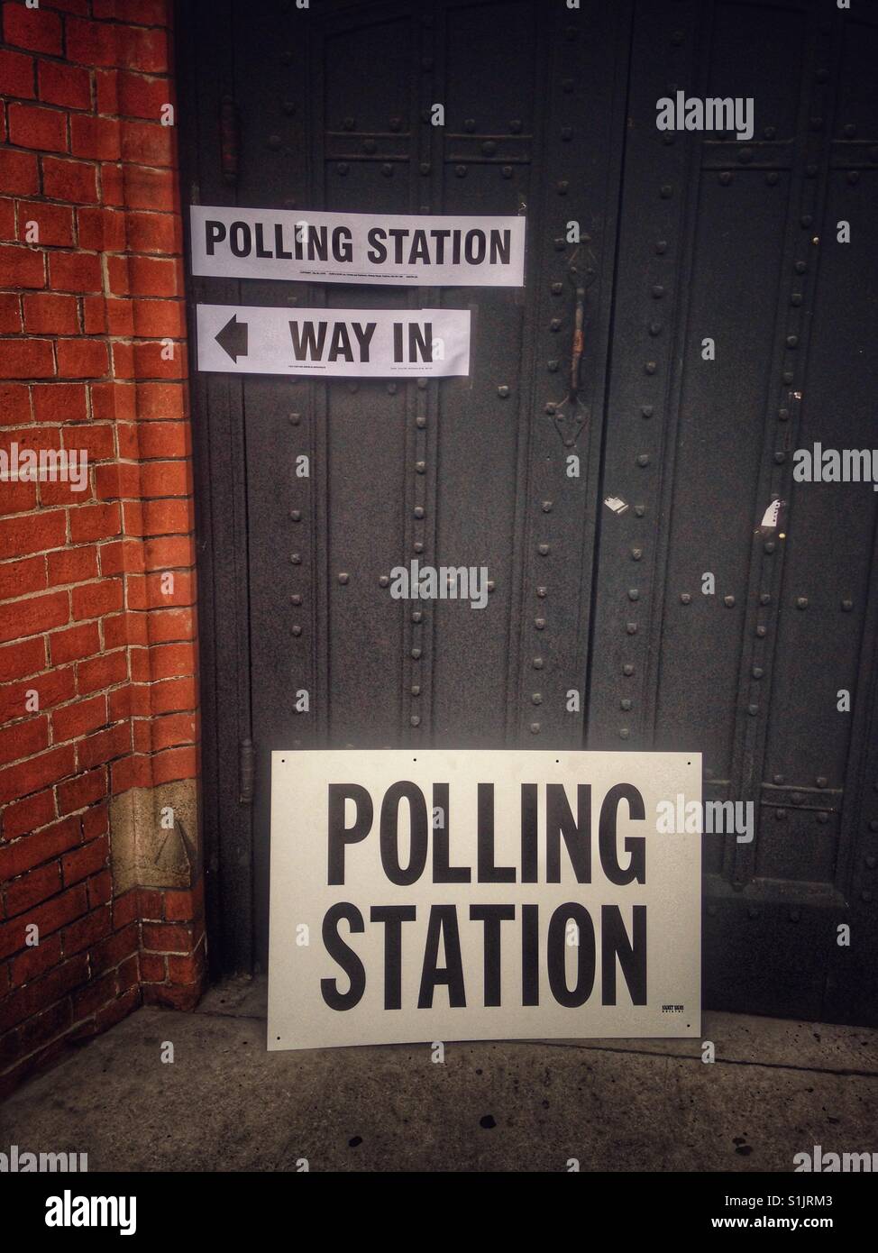 Stazione di polling segni in una Londra - Immagine stock catturata con smartphone