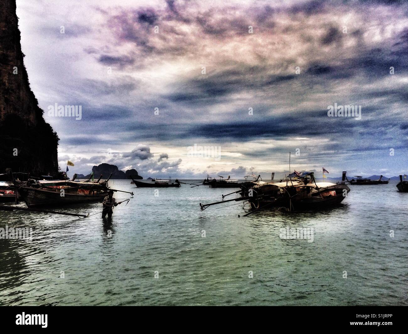 Lunga coda di barche ancorate all'arrivo a Railay Beach, Tailandia - Immagine stock catturata con smartphone