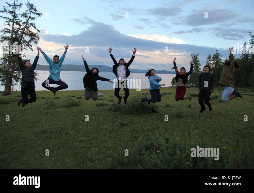 Il salto della gioventù vicino lago Khuvsgul, Mongolia Foto Stock