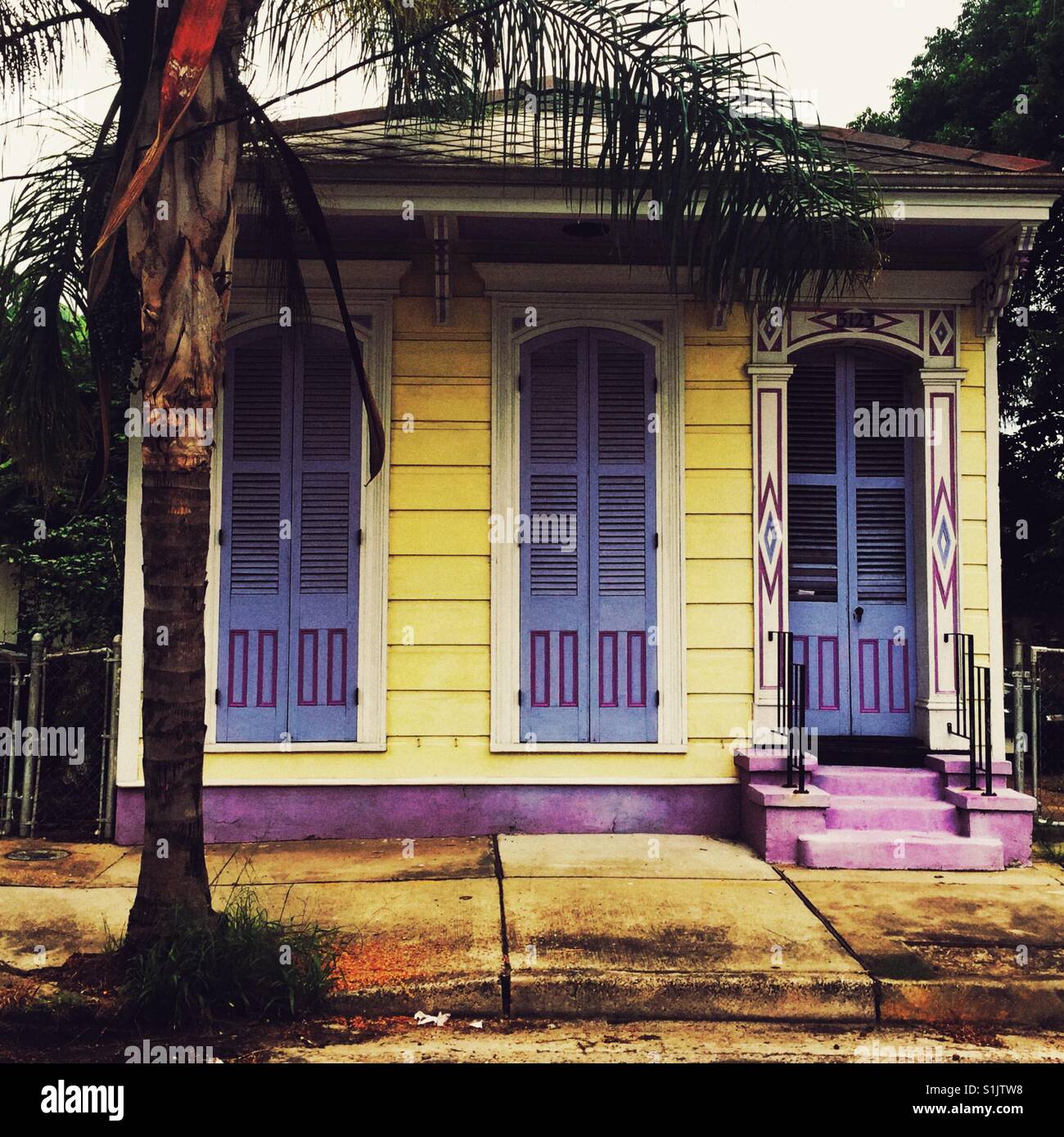 Casa Gialla con sfumature viola in New Orleans Foto Stock