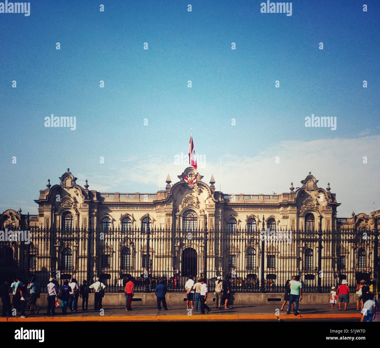 Palazzo del Governo, la residenza ufficiale e ufficio del presidente del Perù, sorge sulle rive del fiume Rimac, Lima il principale per via navigabile e i volti di San Cristobal Hill, nel punto più alto della città. - Immagine stock catturata con smartphone