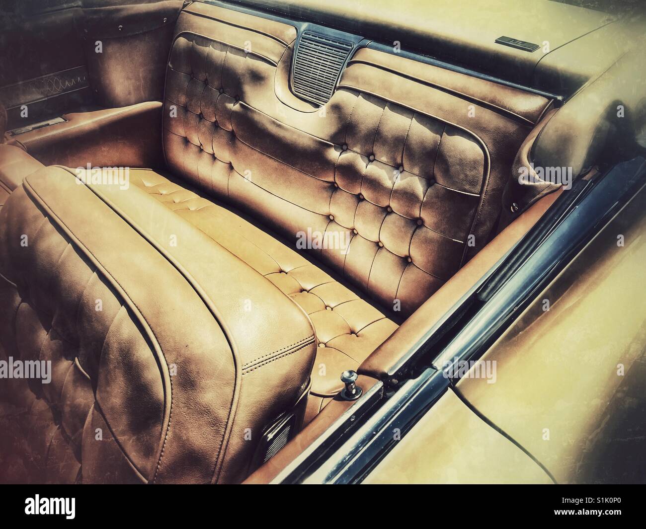 1960 Cadillac cabrio - Immagine stock catturata con smartphone