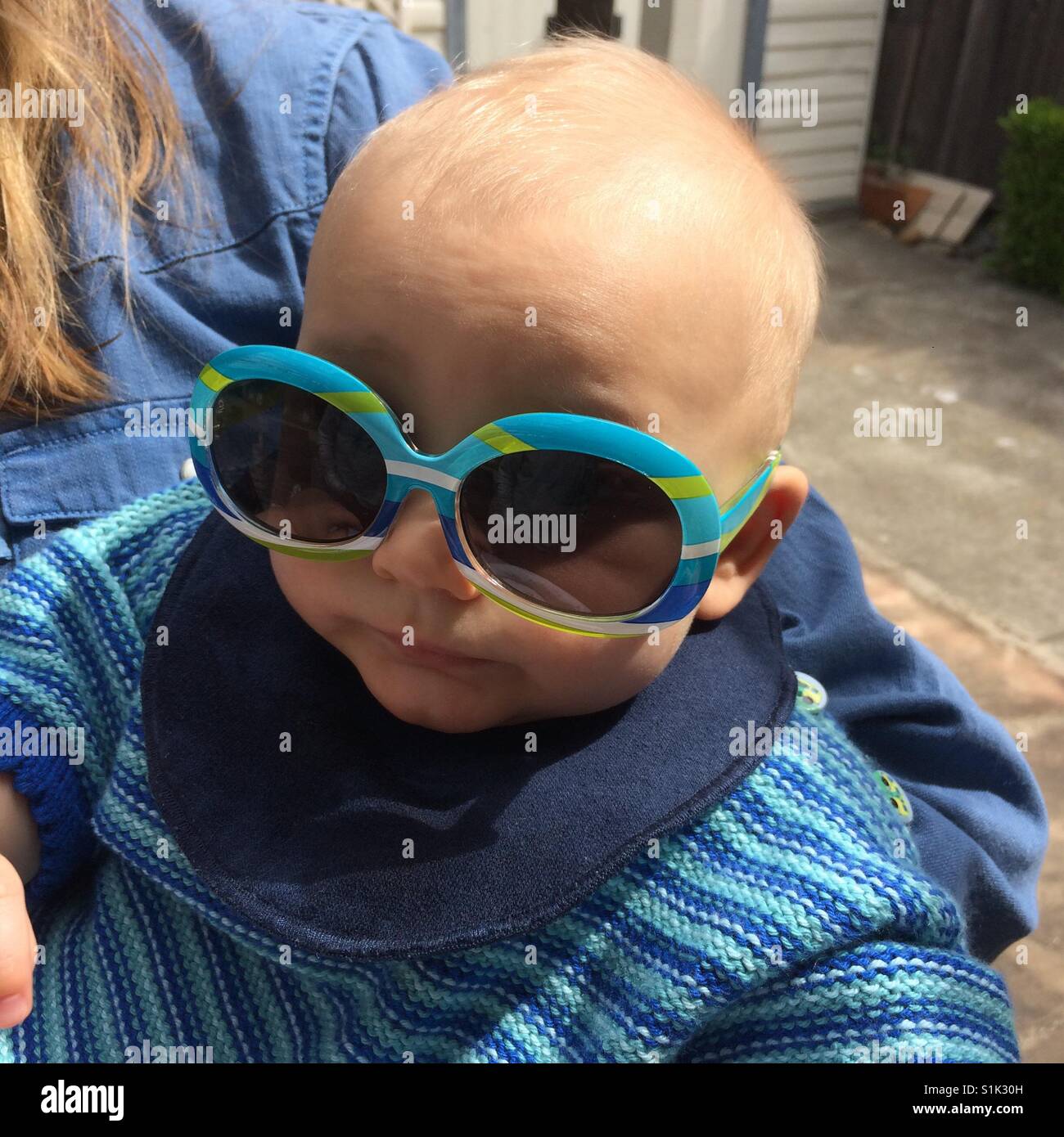 Bambino con occhiali da sole Foto Stock