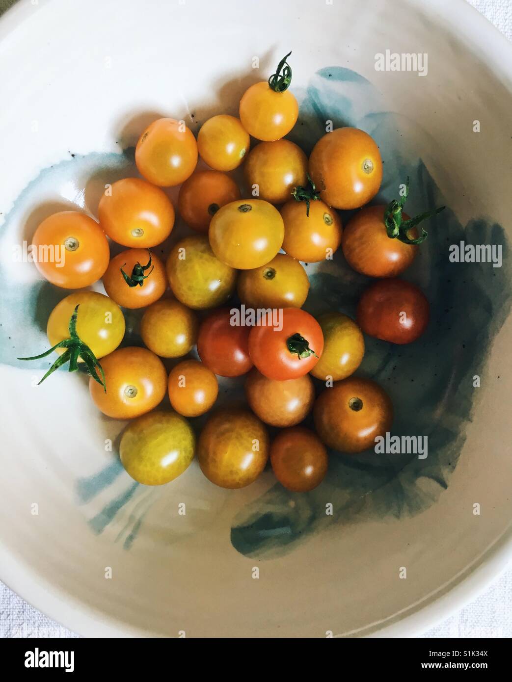 Pomodori ciliegia strappato da un giardino. - Immagine stock catturata con smartphone