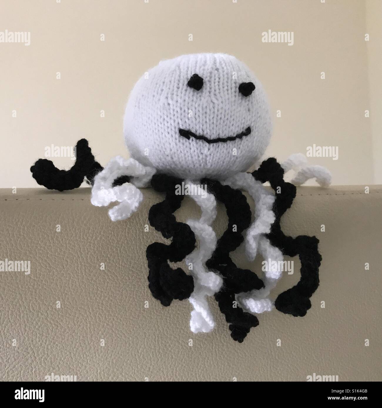 Un peluche di polpo in maglia in morbido bianco e nero lana è un regalo perfetto per un nuovo bambino, di un bambino o di un amico Foto Stock