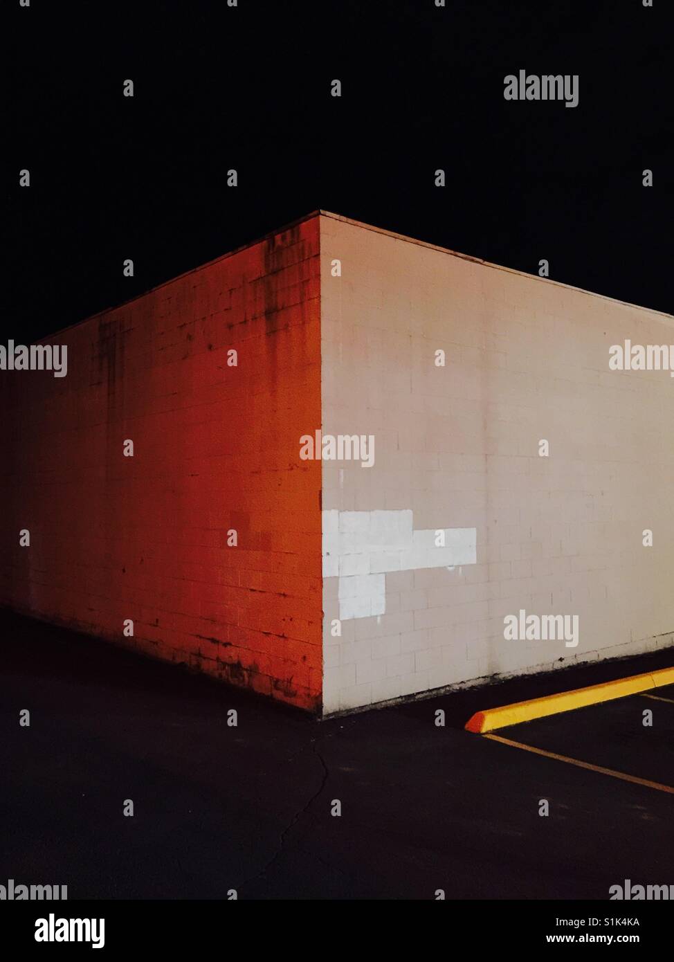 Angolo della costruzione di notte - Immagine stock catturata con smartphone