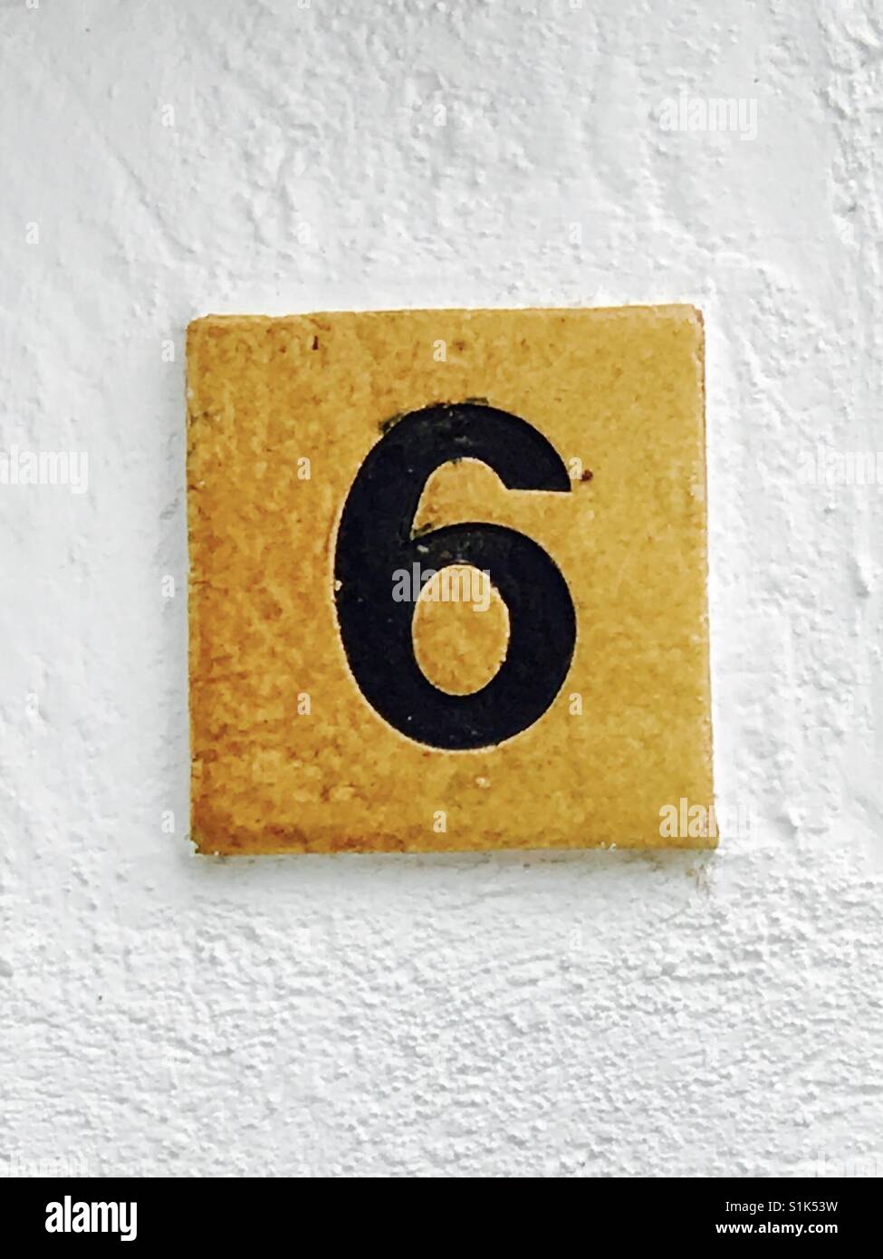 Il numero 6 sulla piastrella catalano Cadaques Foto Stock