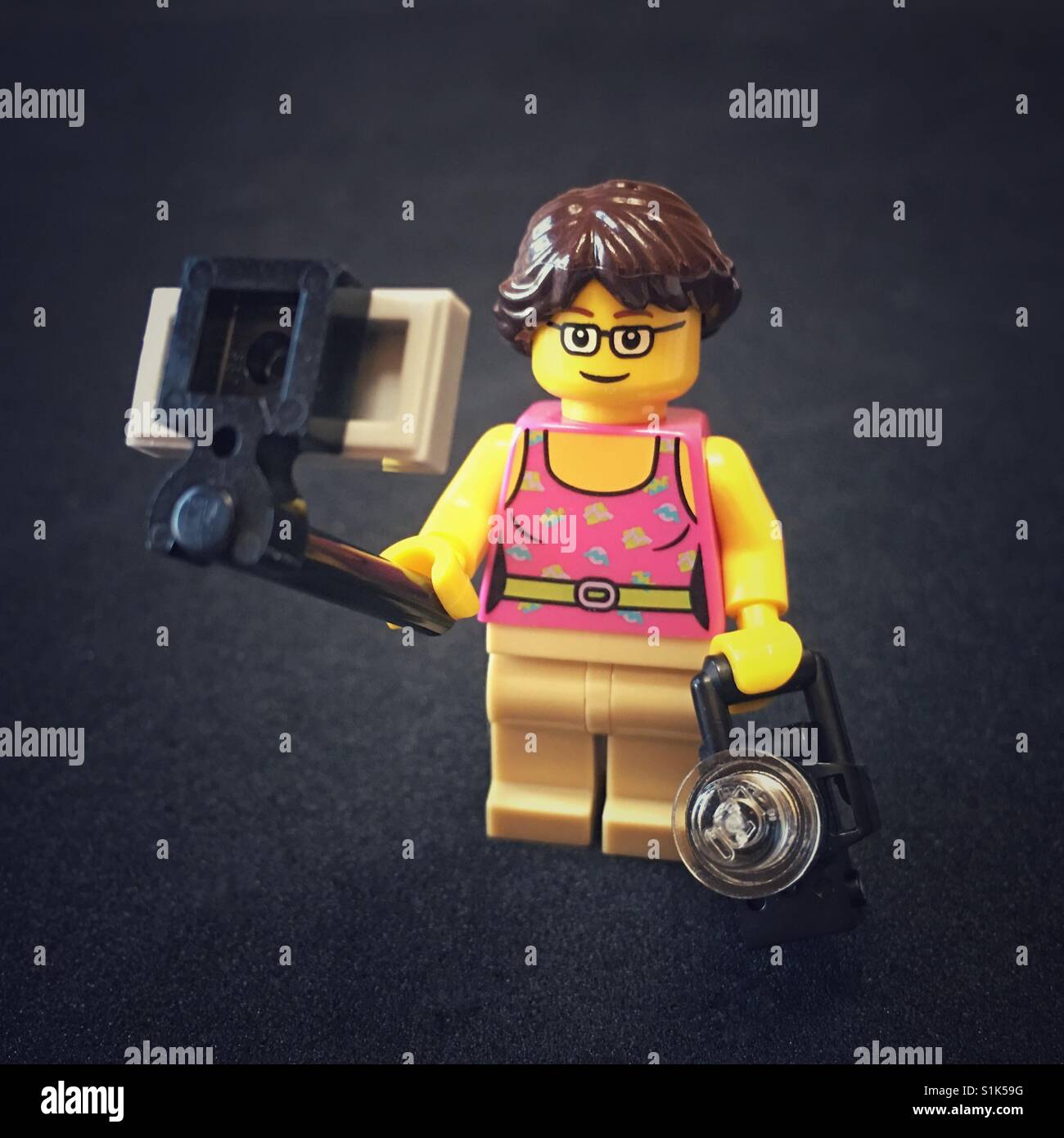 Il mio LEGO somiglianza tenendo un selfie stick e fotocamera Foto Stock