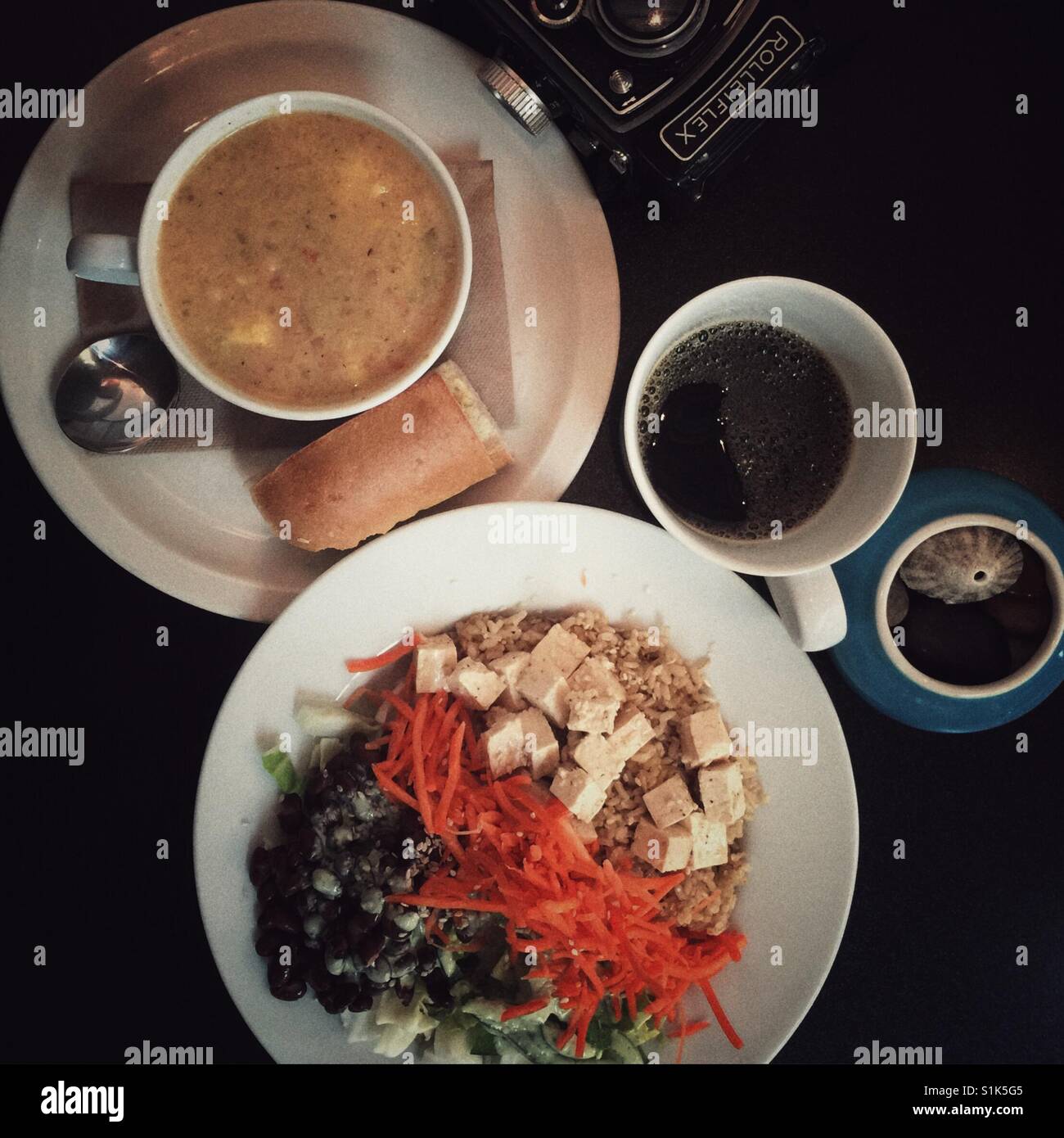 Abbondante pranzo vegano - Immagine stock catturata con smartphone