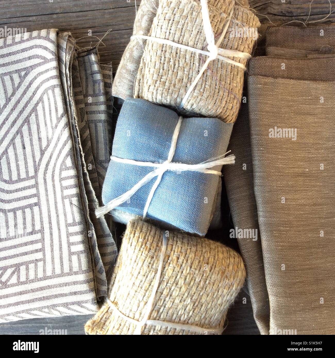 Bellissimi campioni di lino vintage sul tavolo Foto Stock