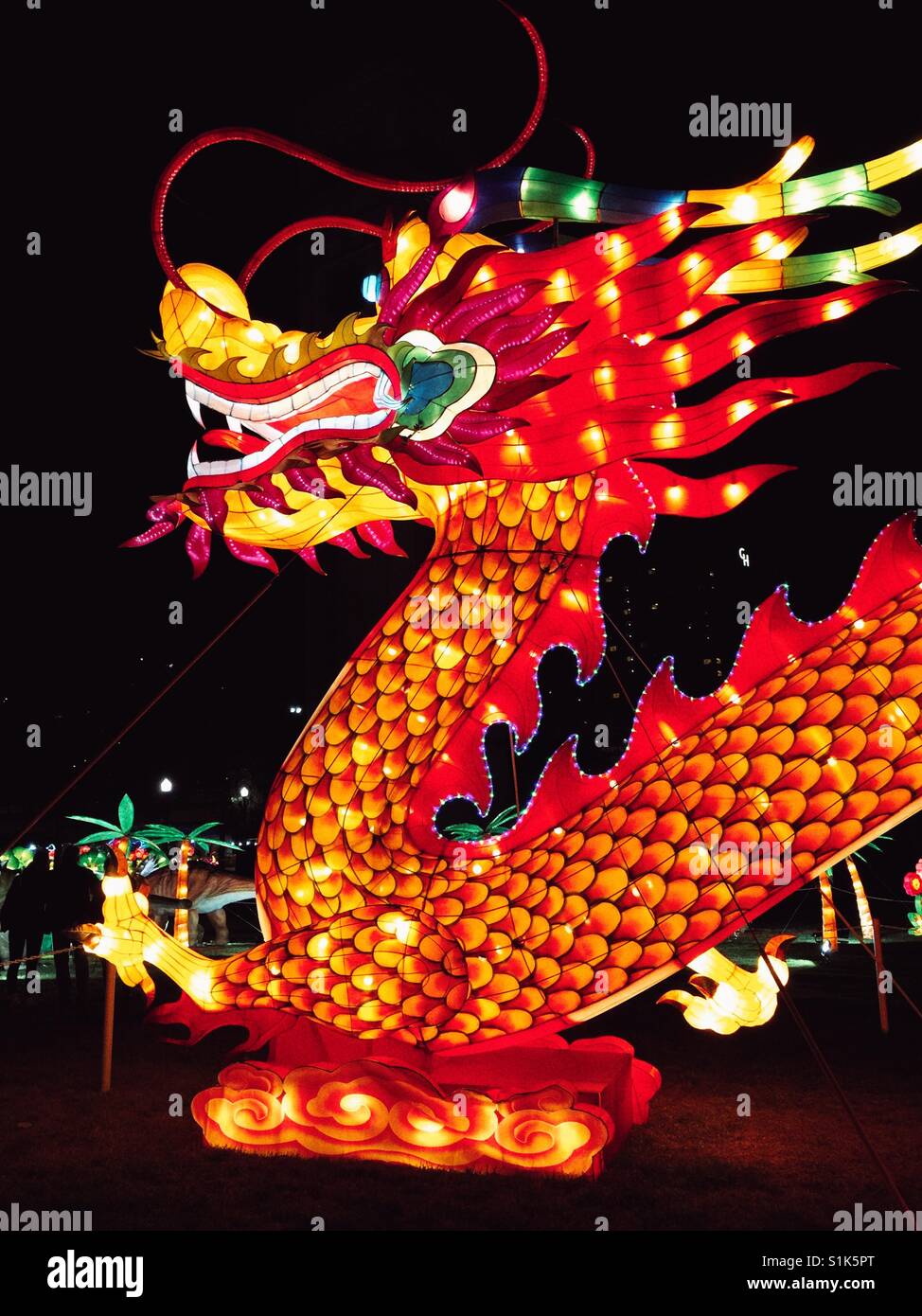 Luccicanti sculture morbide del drago al Festival delle Luci a Spokane - Immagine stock catturata con smartphone