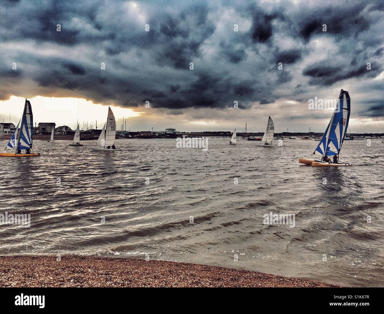Membri di Felixstowe Ferry Sailing Club durante una gara sul fiume Deben nel Suffolk. - Immagine stock catturata con smartphone
