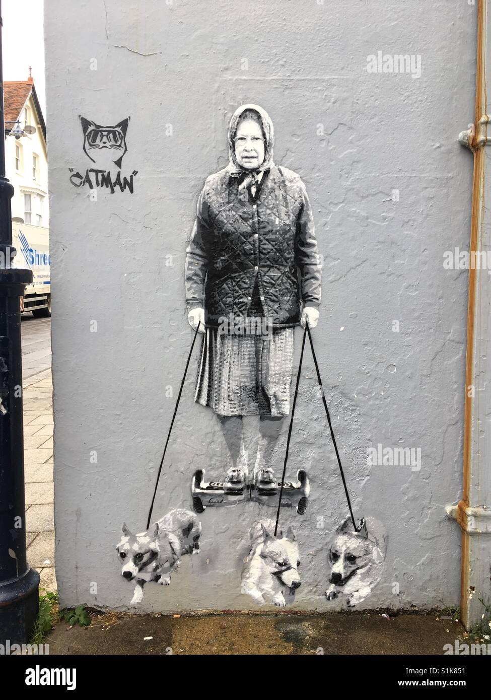 Street Art, Queen Elizabeth a piedi la corgis su un hoverboard, whitstable kent, Inghilterra Foto Stock