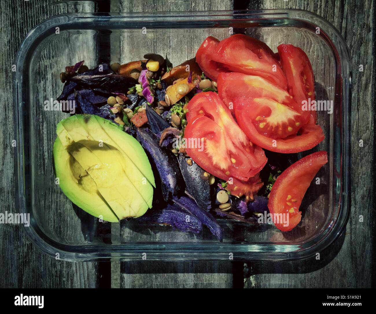 Vetro contenitore riutilizzabile con verdure fresche sul tavolo da picnic - Immagine stock catturata con smartphone