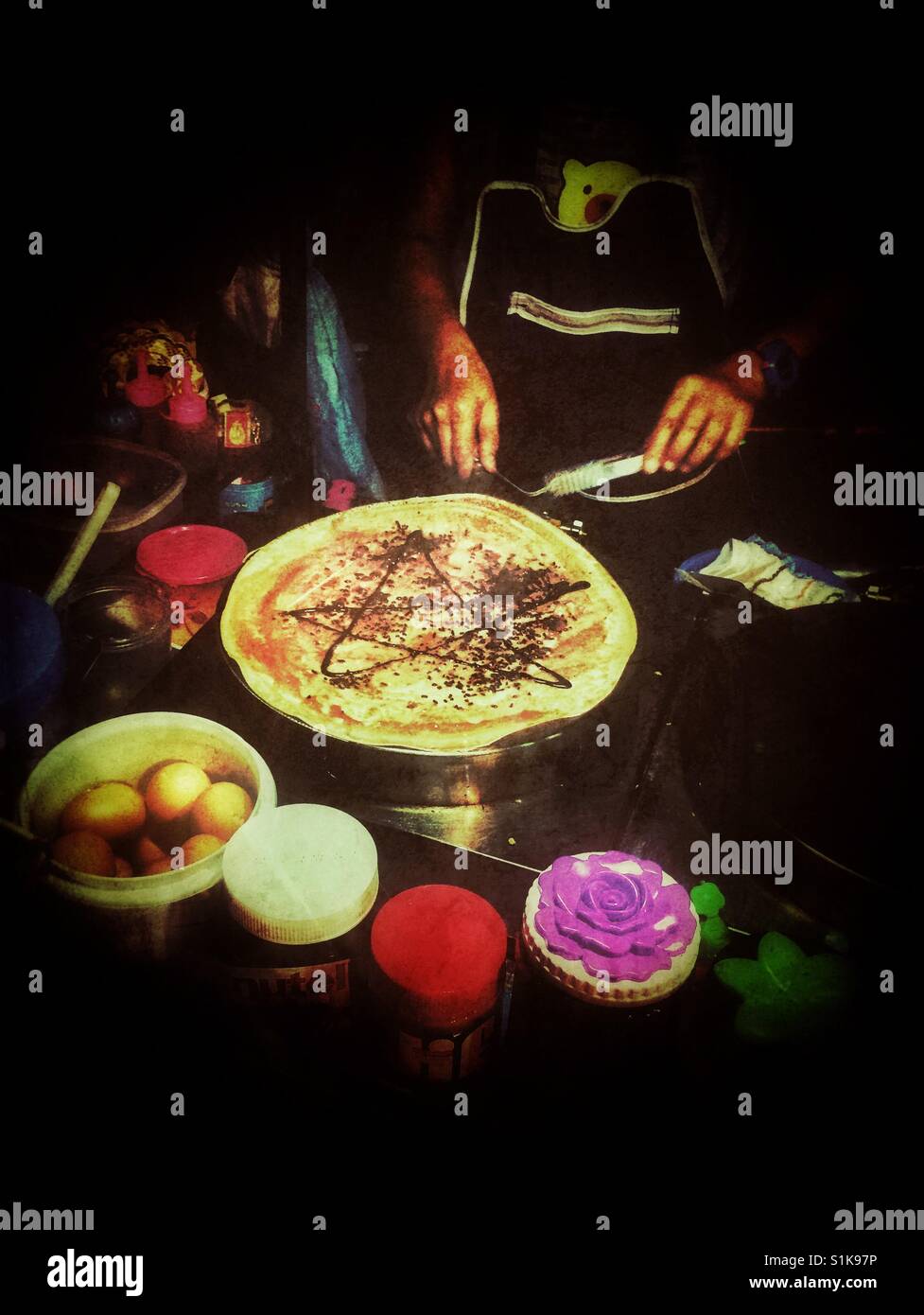 Venditore ambulante facendo una Nutella crêpe al mercato notturno a Mae Hong Son, Thailandia - Immagine stock catturata con smartphone