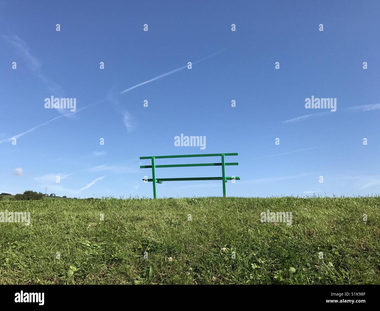 Sede vuota nel parco contro il cielo blu di un giorno d'estate (Panorama) Foto Stock