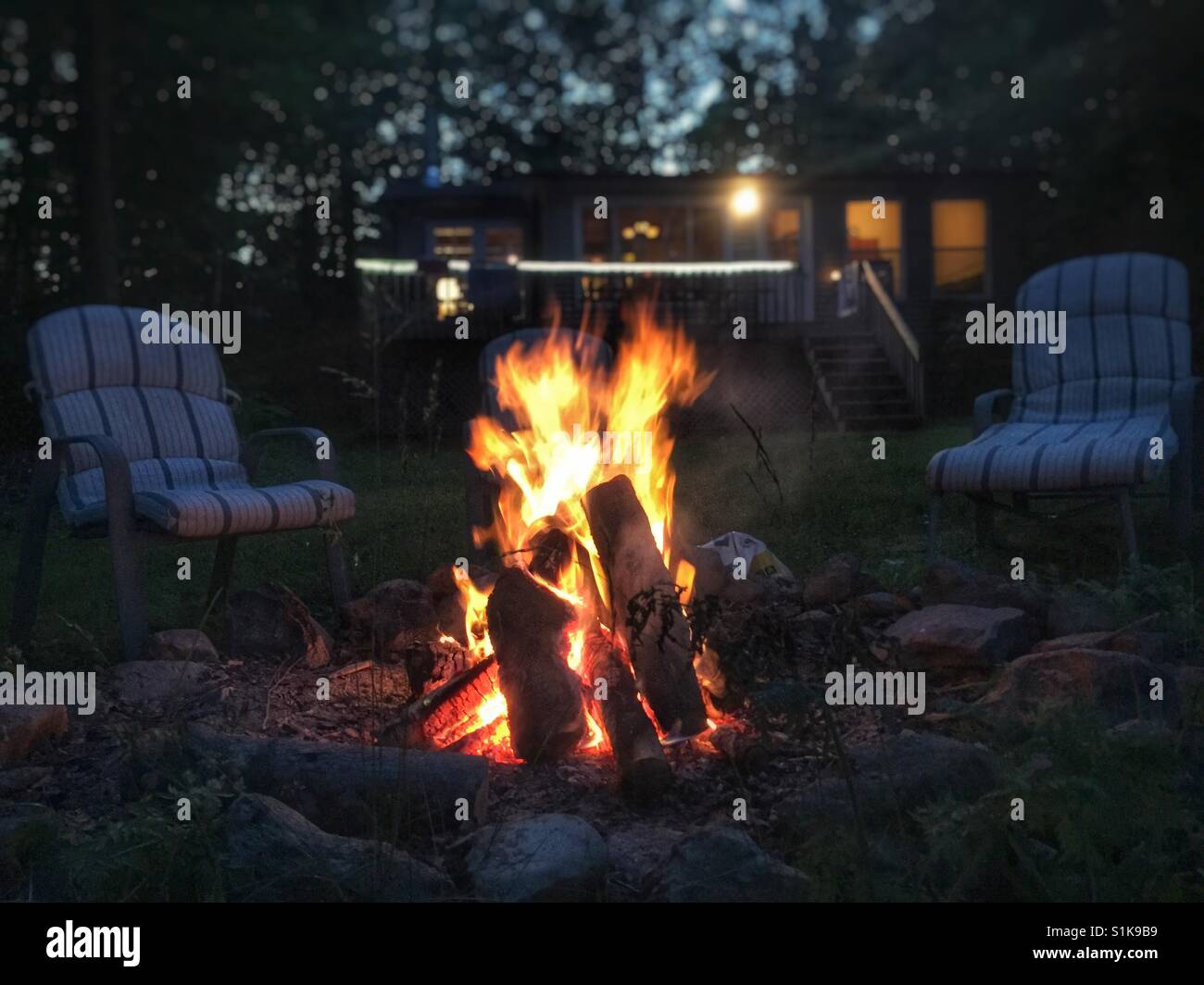 Campfire al cottage. Foto Stock