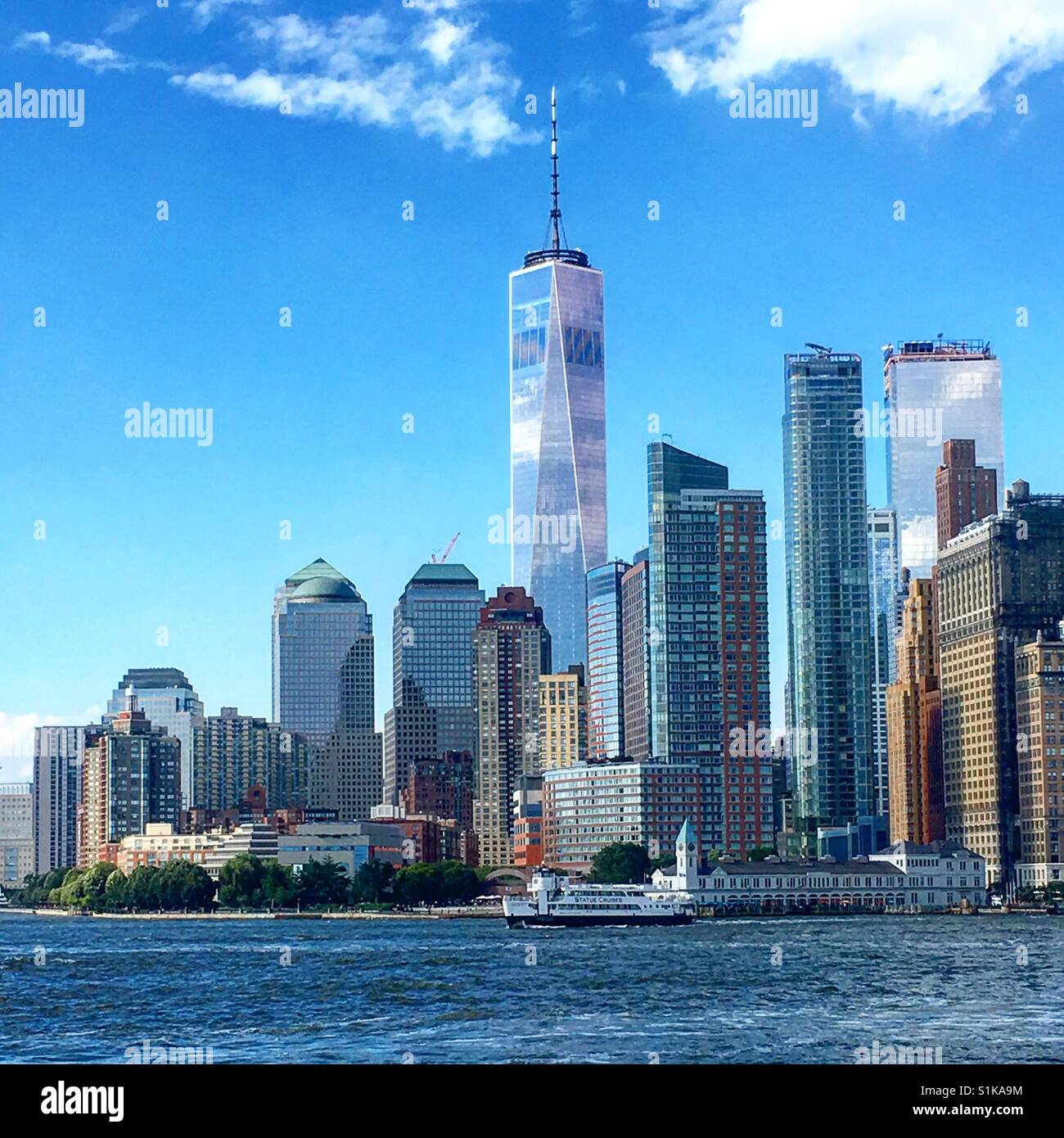 Skyline di New York tra cui One World Trade Center e traghetto Foto Stock