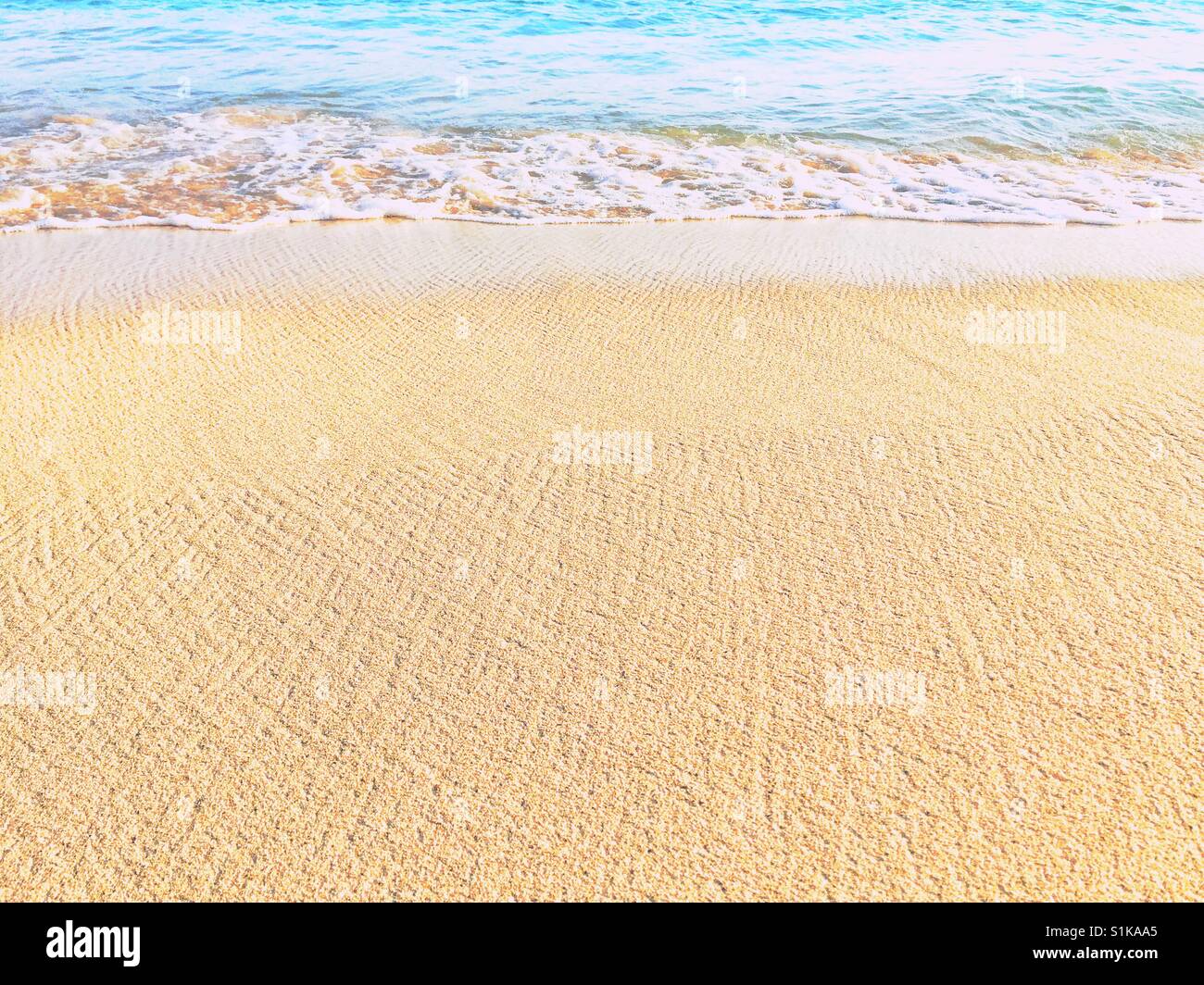Modelli di texture sulla spiaggia. Angolo basso prospettica di surf sulla sabbia Foto Stock