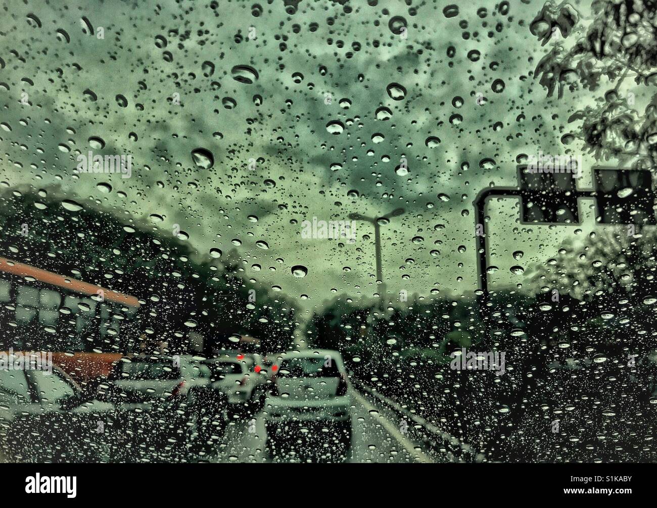 Le gocce di pioggia su auto del parabrezza Foto Stock