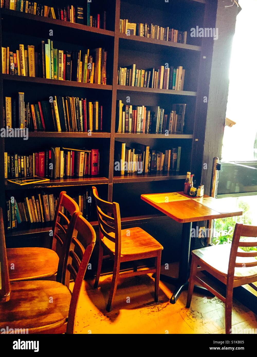 Coffee shop con libri Foto Stock