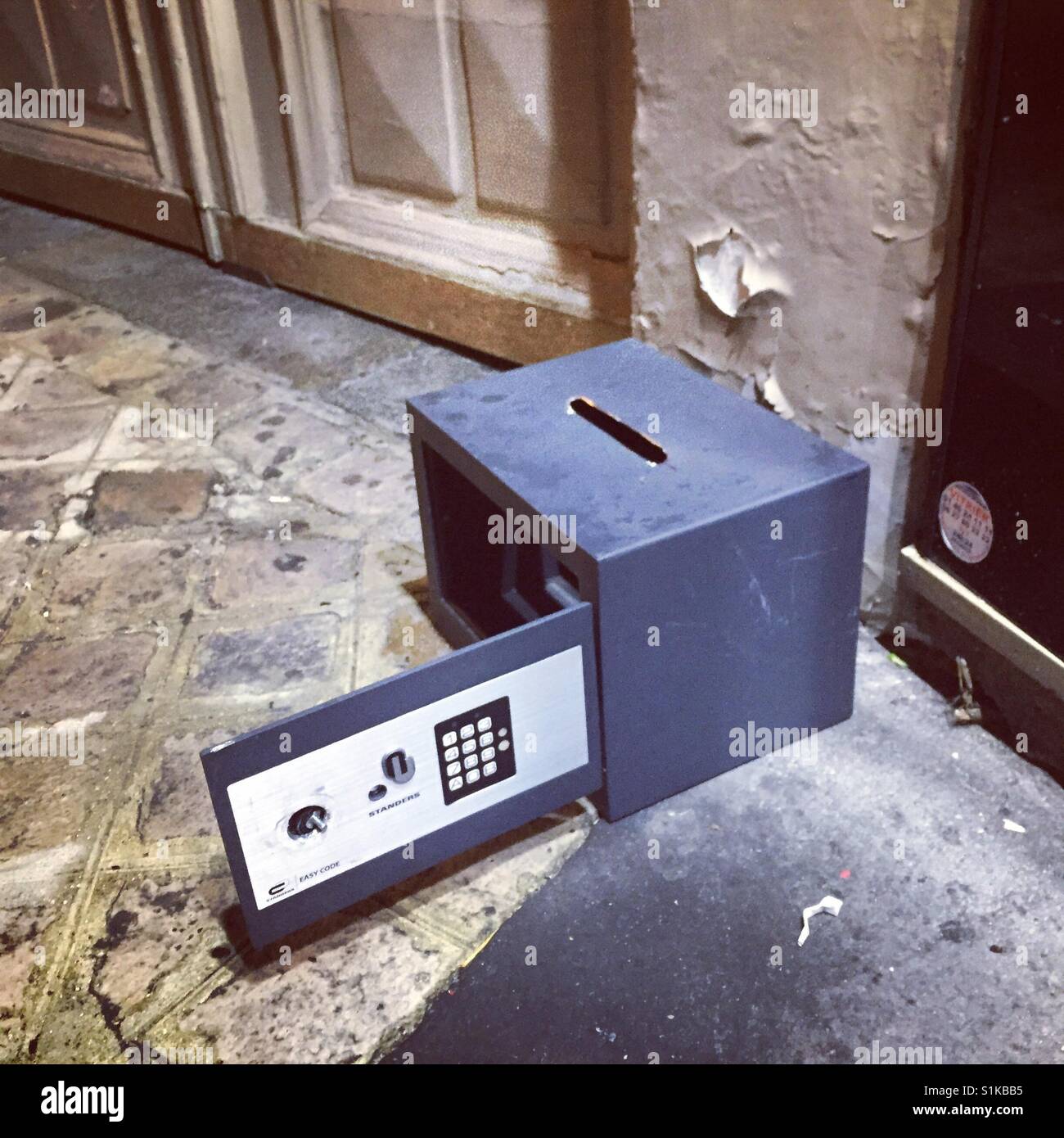 Cassetta di sicurezza nella strada - Immagine stock catturata con smartphone