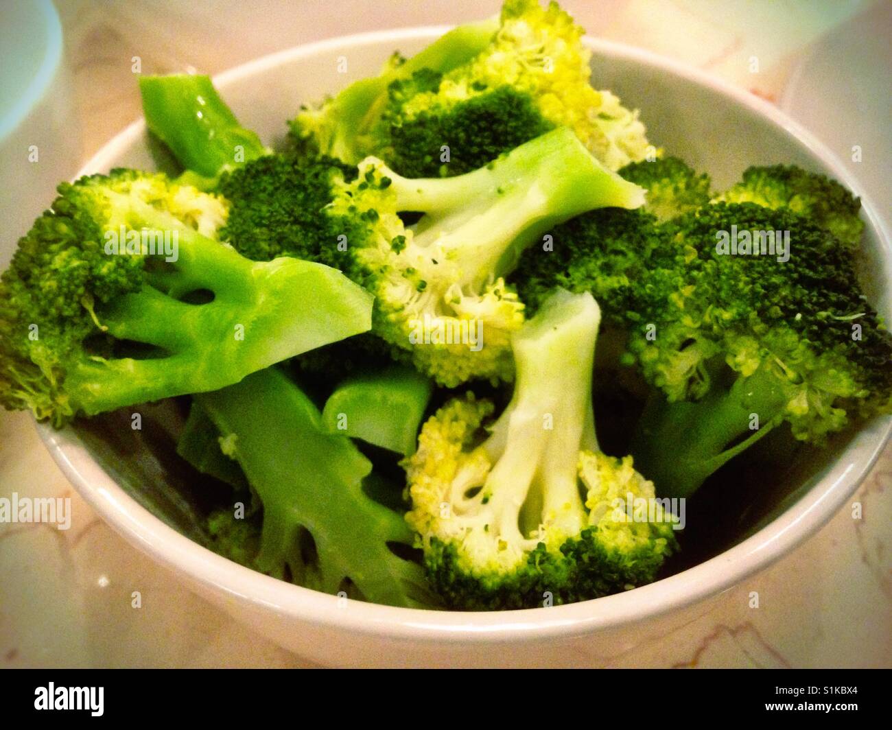 Una ciotola di broccoli cotti al vapore. - Immagine stock catturata con smartphone