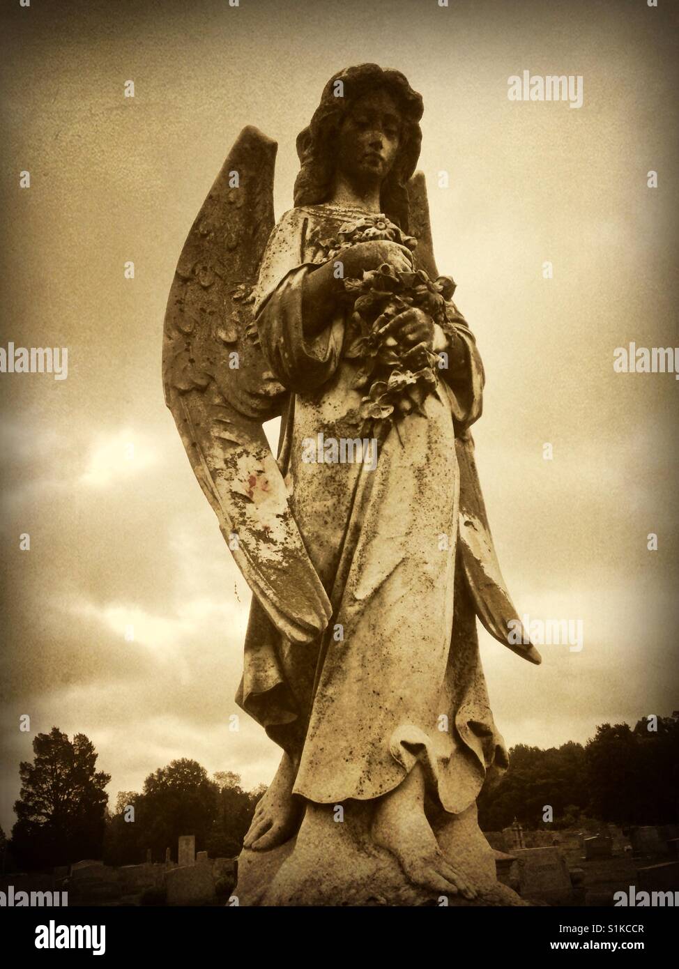 Angelo con bouquet di fiori- grave marker in Carolina del Nord - Immagine stock catturata con smartphone