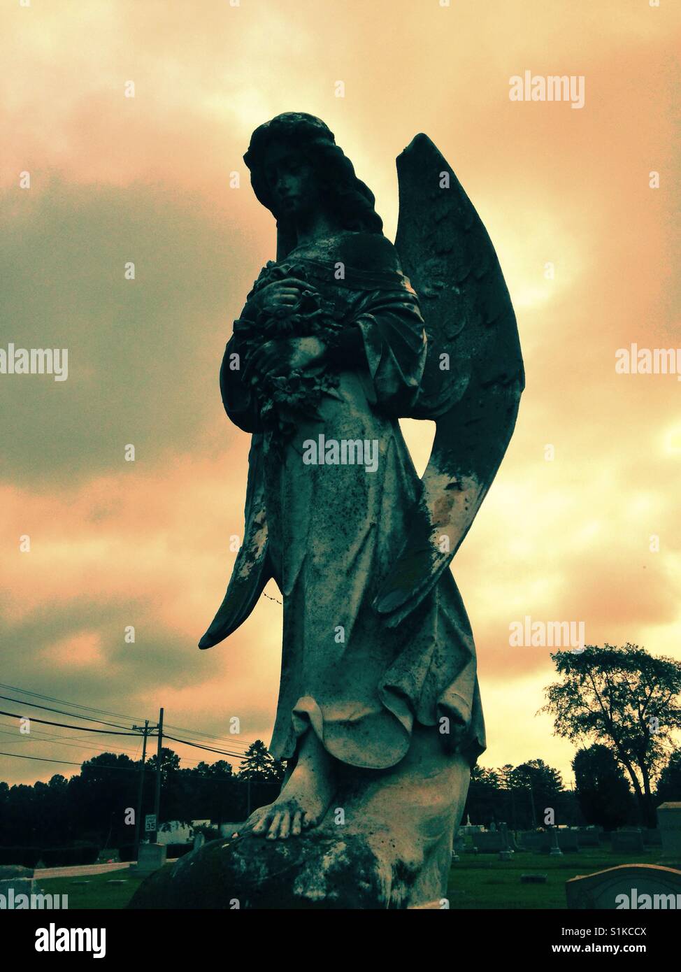 A piedi nudi angelo nella Carolina del Nord il cimitero - Immagine stock catturata con smartphone