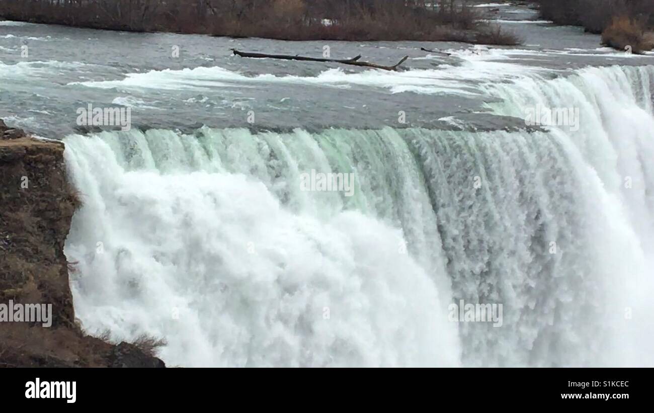 Vista laterale della American Falls in Niagara Falls Foto Stock