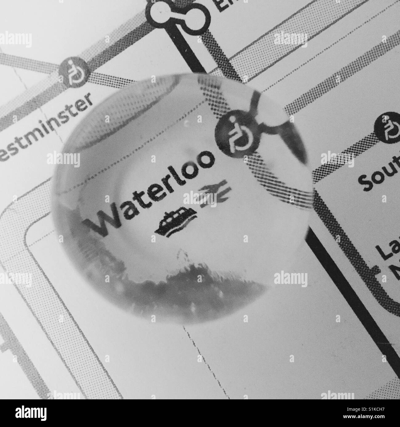 B&W closeup foto di Londra mappa metropolitana con bolla di vetro sopra la stazione di Waterloo Foto Stock